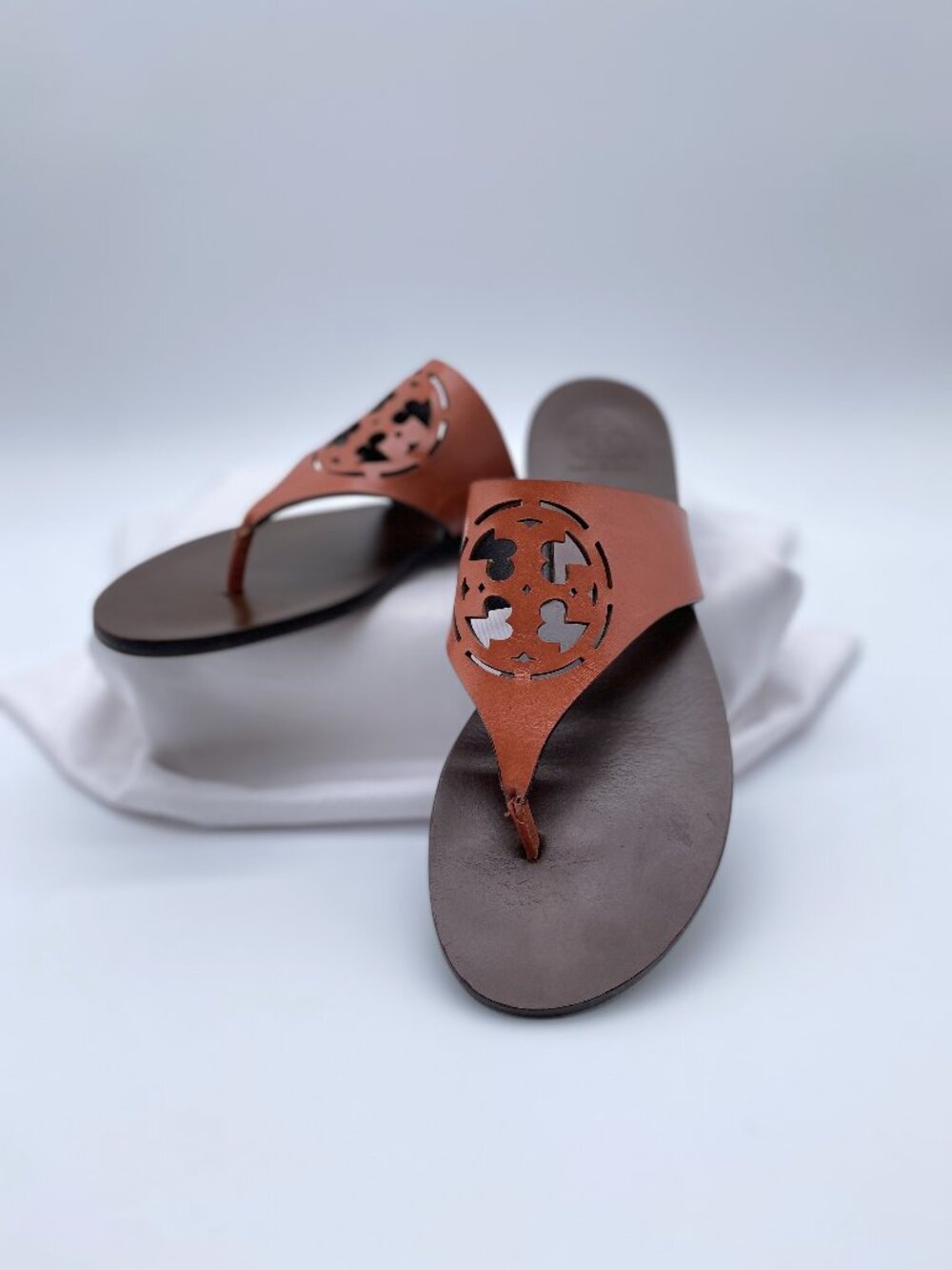 Tory Burch Miller Leather Thong Sandals Cognac Brown Logo Cutout Size 7.5